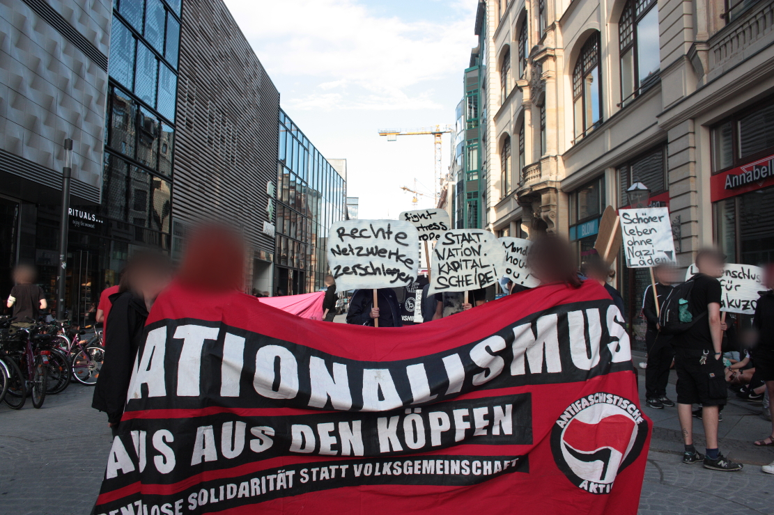 Transparent: Nationalismus raus aus den Köpfen - Grenzenlose Solidarität statt Volksgemeinschaft